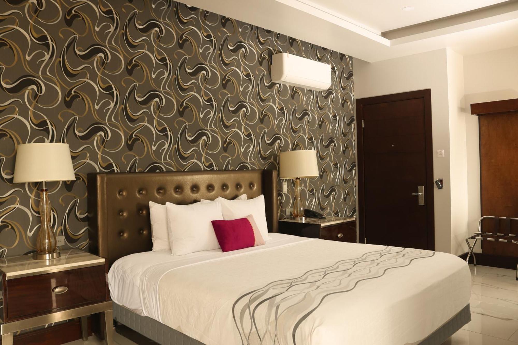 Hotel West Plaza 4*